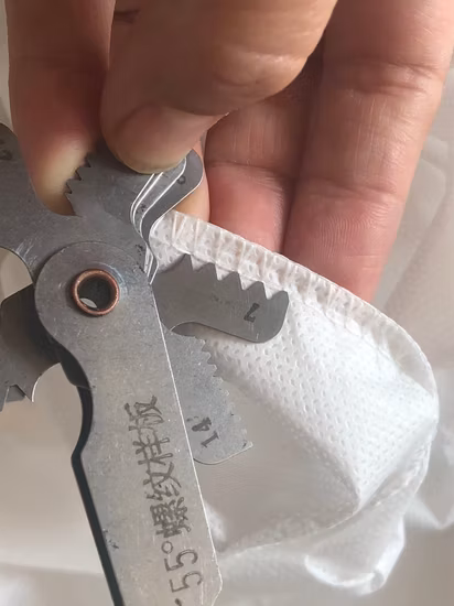 Indumenti protettivi monouso, camici isolanti medici in PP, polsini elastici e lavorati a maglia