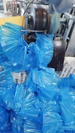 Copriscarpe monouso medico in CPE Copriscarpe impermeabile in plastica antiscivolo per camera bianca